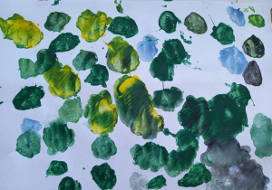 Praca plastyczna przedstawiająca zielone i niebieskie plamy.